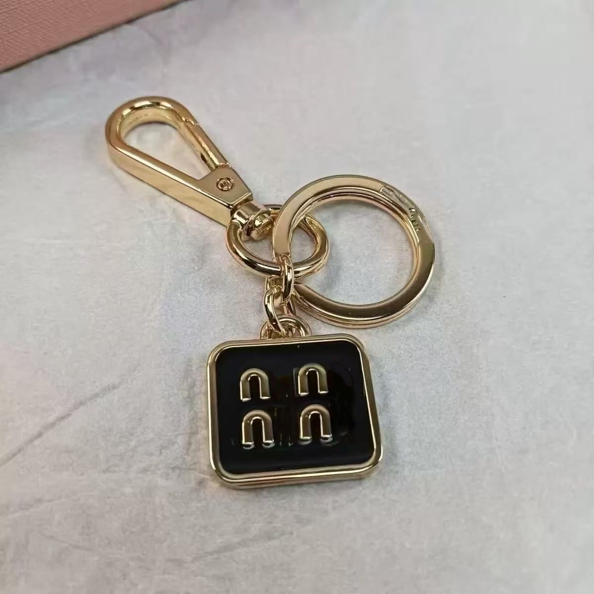 Women Men Lover Keychain Designer Keychain Wallet Key Chain Hang Bag Charm Keyring Keychains hang Leather Designers Women Men Coin Purse Alloy Pendant Key Ring - 5 of 7