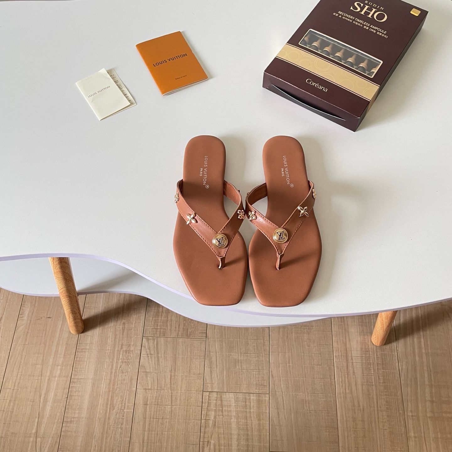 Louis Vuitton Gaia Toe Flip Flops For Women Four Leaf Clover Decor Thin Strap Solid Color Non Slip Flat Slide Sandals Casual Beach Vacation Slippers Multiple colors - 3 of 8